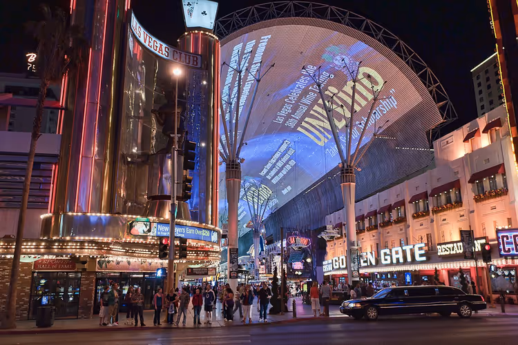 Fremont Street 's nachts met neon en lichtkapel