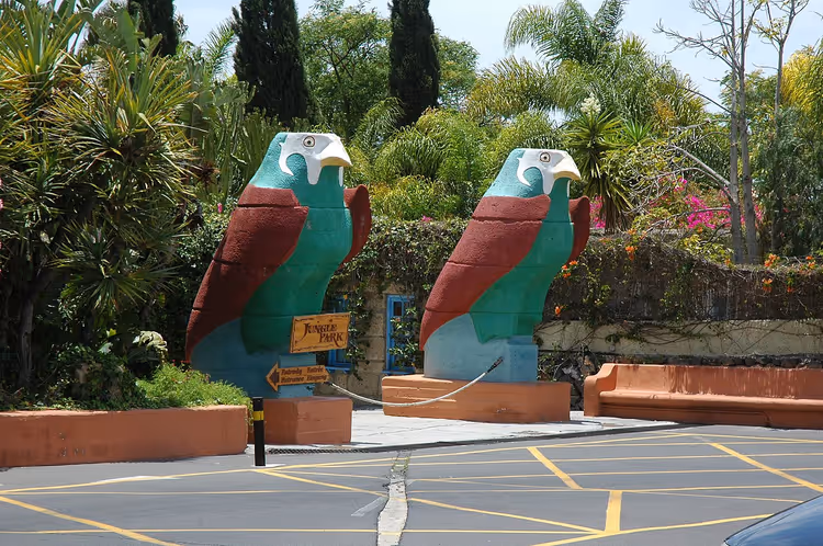 İki papağan heykelinin bulunduğu Jungle Park girişi