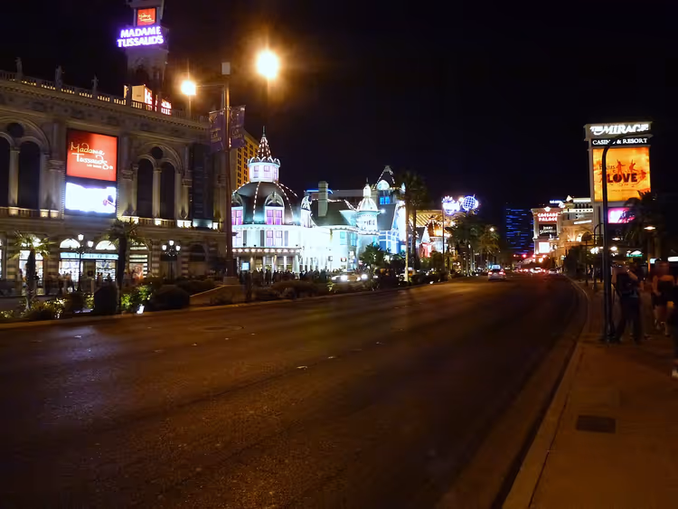 Straat in Las Vegas 's nachts met het uithangbord van Madame Tussauds