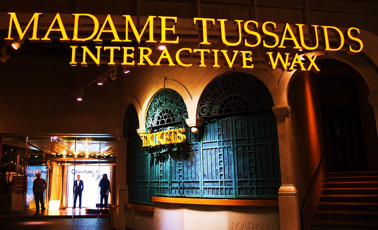 Verlicht bord en ingang van Madame Tussauds