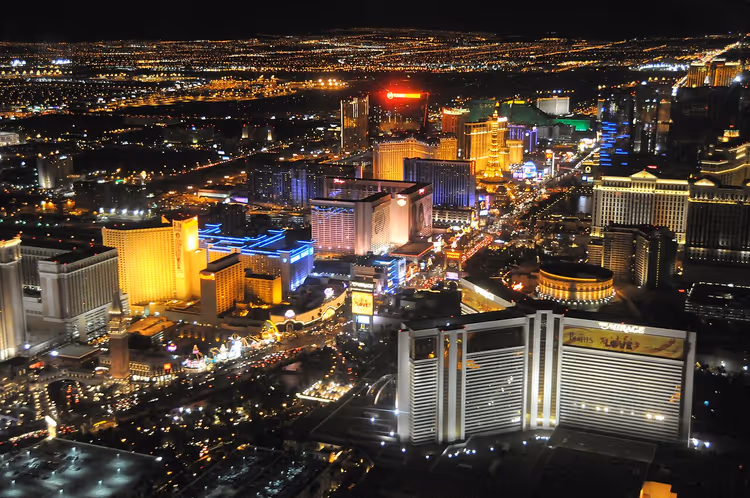 Nattpanorama av Las Vegas Strip med hoteller og lys