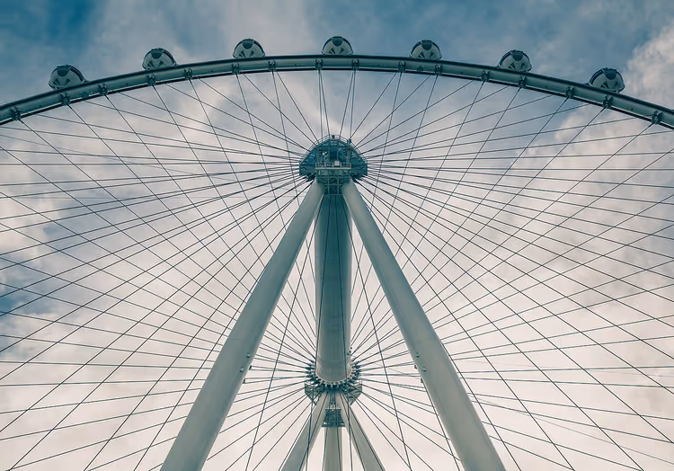 High Roller reuzenrad van onderaf tegen de lucht