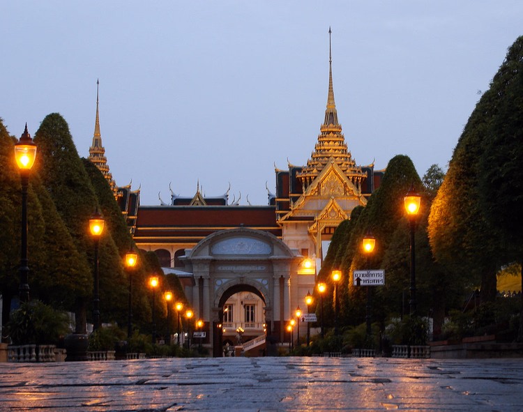 Steegje naar de poorten van het Grand Palace in de avond