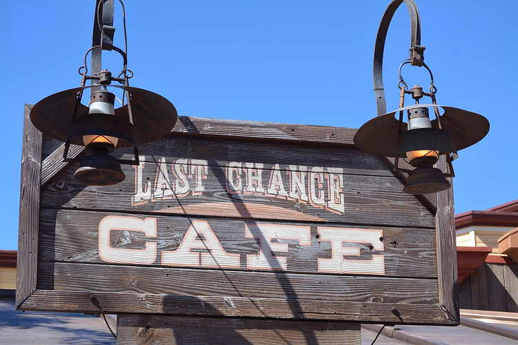 Houten Last Chance Cafe-bord met lantaarns