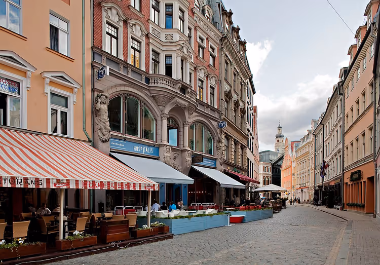 Altstadtgasse mit Cafés und Fassaden