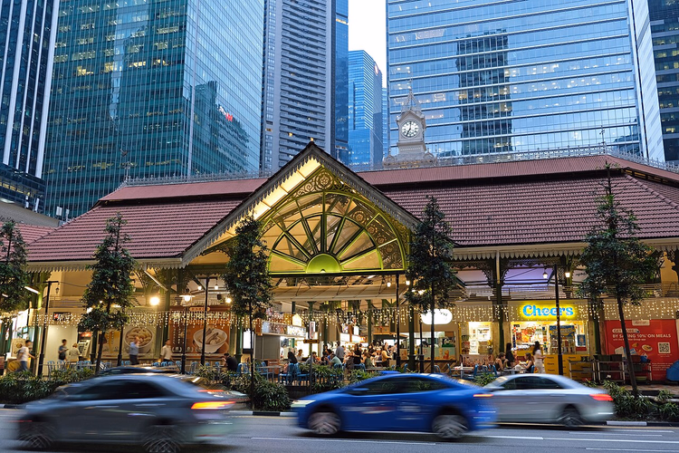 Il padiglione di Lau Pa Sat tra i grattacieli di Singapore