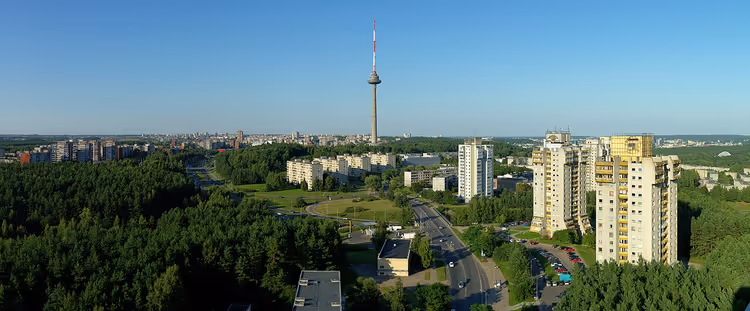 Uzakta Vilnius TV Kulesi ile Lazdynai panoraması