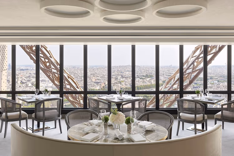 Paris'e bakan Le Jules Verne restoranının yemek salonu