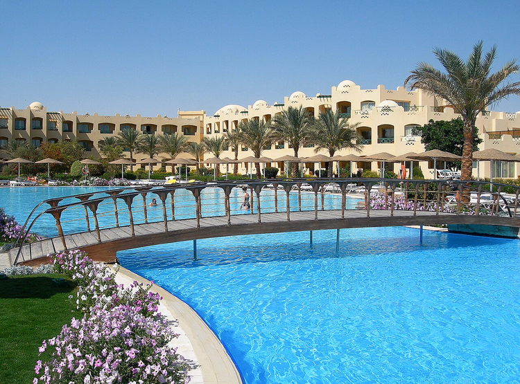 Makadi Bay'de köprülü otel havuzu
