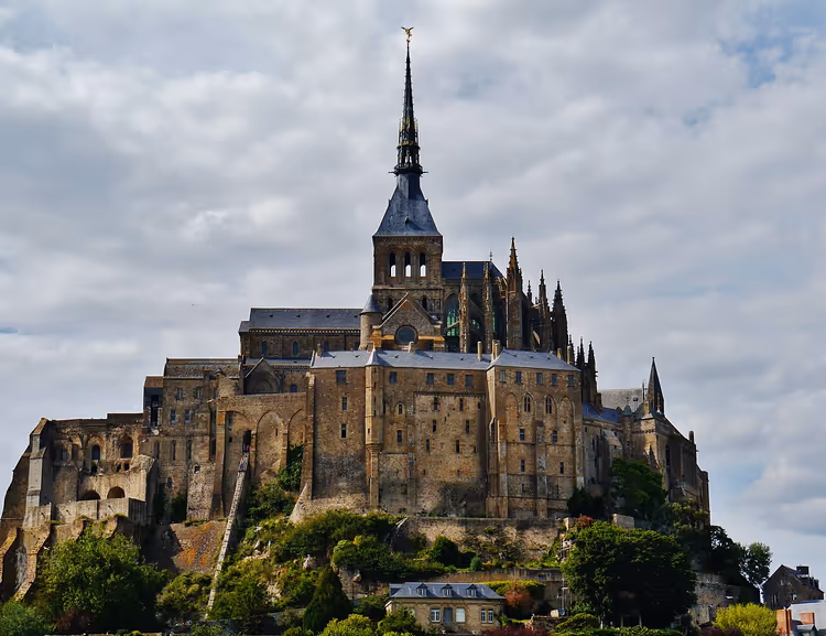 Abtei Mont-Saint-Michel mit hoher Turmspitze auf der Insel
