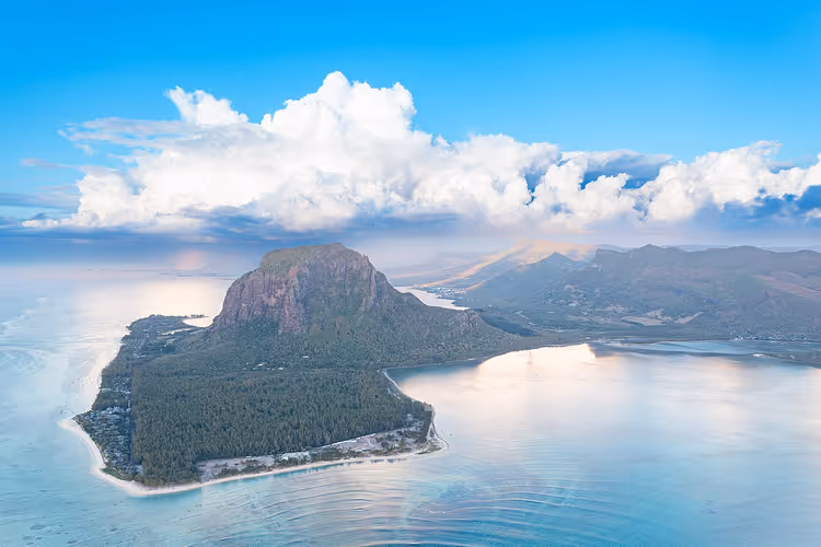 Le Morne Brabant en turquoise lagune met strand