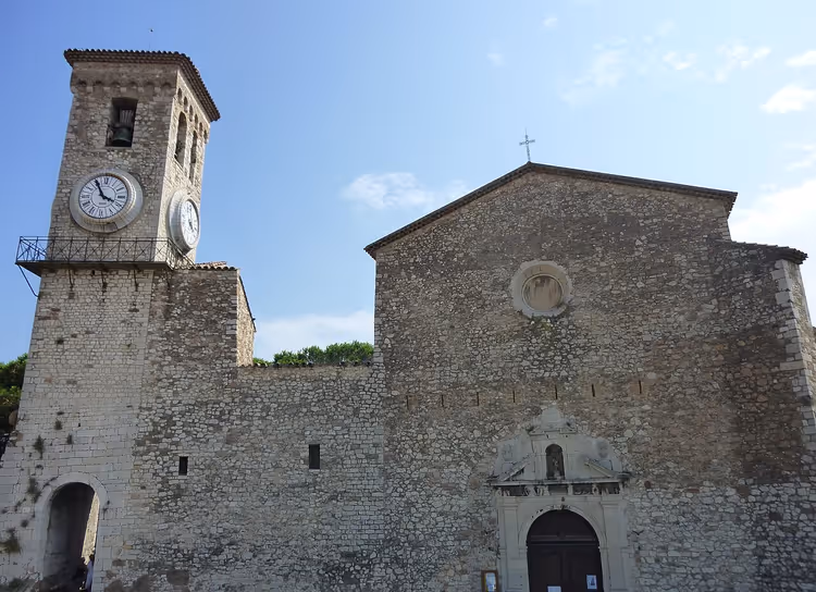 Cannes'taki tarihi Notre-Dame-de-l'Espérance taş kilisesi