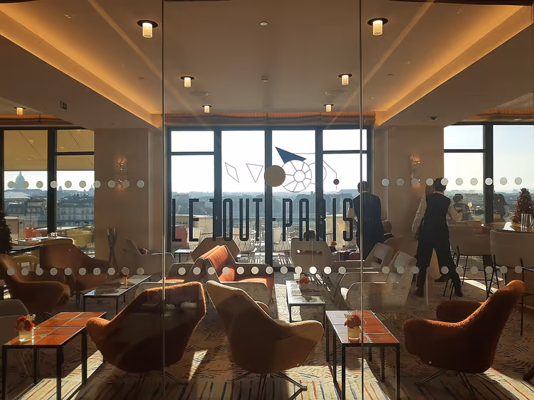 Speisesaal des Le Tout-Paris mit Blick auf die Stadt