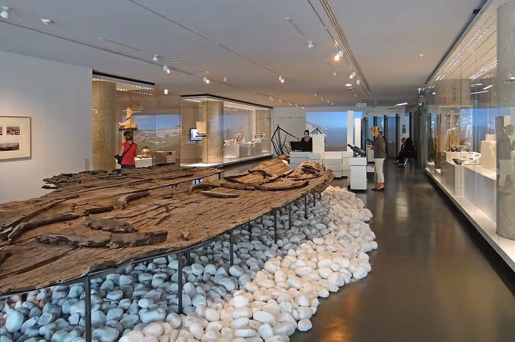 Utstilling på Marseille historiemuseum med et antikt skip