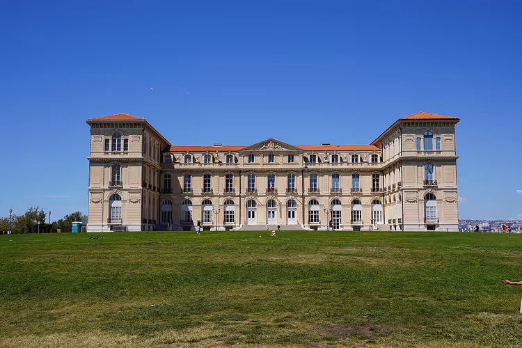 Palais du Pharo med to tårn på en plen