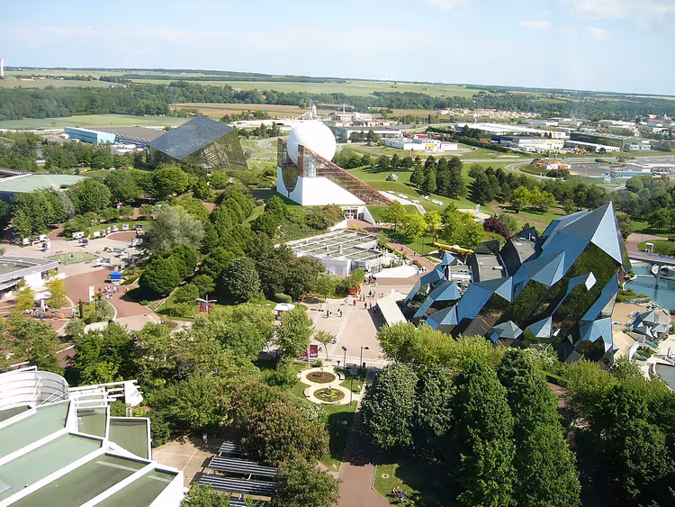 Panorama av Futuroscope-parken med futuristiske bygninger