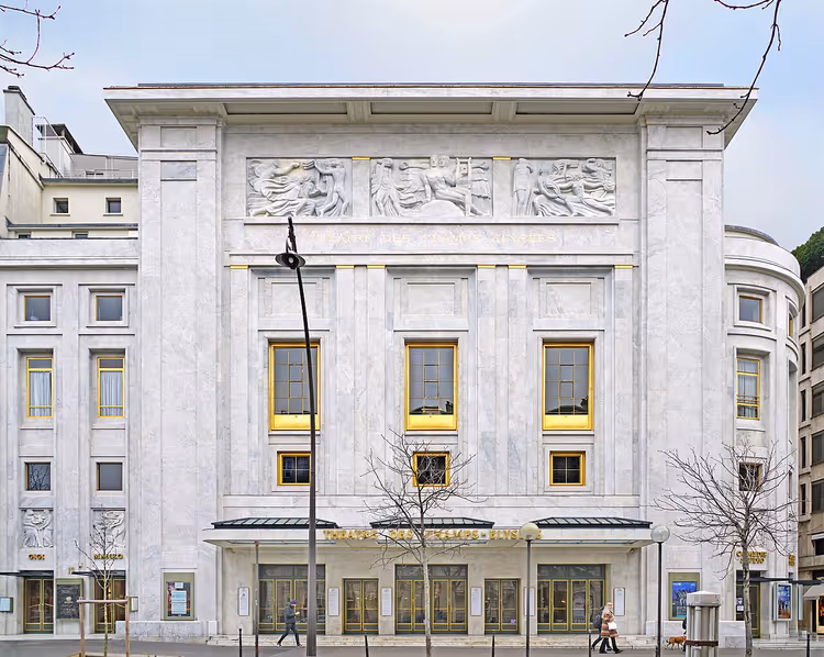 Gevel van het Théâtre des Champs-Élysées in Parijs