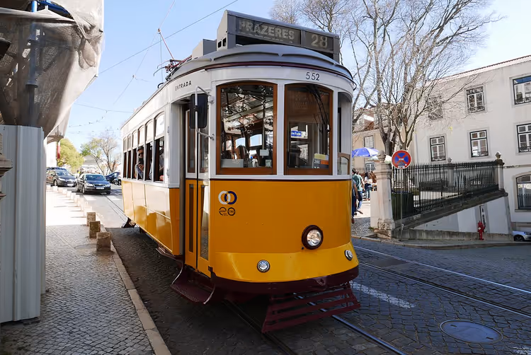 Lizbon'da bir sokakta sarı 28 numaralı tramvay