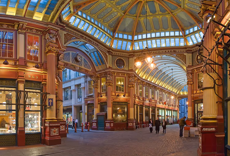 Het glazen dak en de arcades van Leadenhall Market in Londen