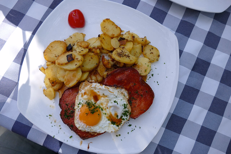 Leberkäse mit Spiegelei und Bratkartoffeln
