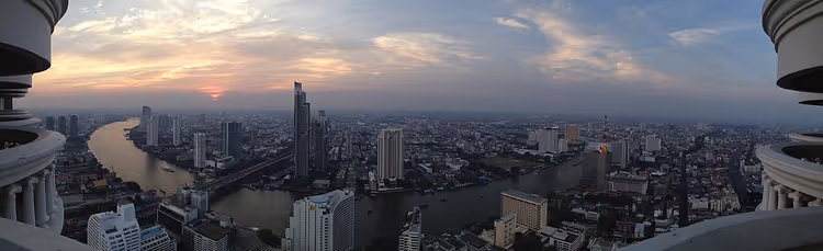 Skyline van Bangkok bij zonsondergang vanaf het dak van Lebua