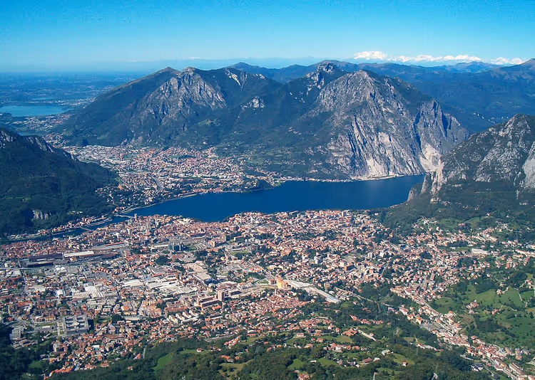 Panorama van Lecco en het Comomeer vanaf de Monte Erna