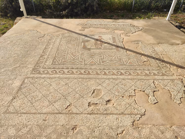 Antyczna mozaika z geometrycznym ornamentem w Kuklii