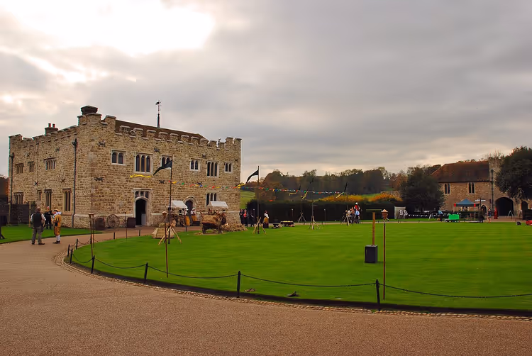 Leeds Castle utvendig, plen og markedsoppsett