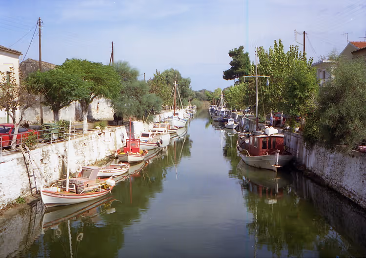 Kanaal met boten en kade in Lefkimmi