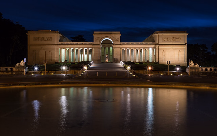 Den opplyste fasaden til Legion of Honor-museet om natten