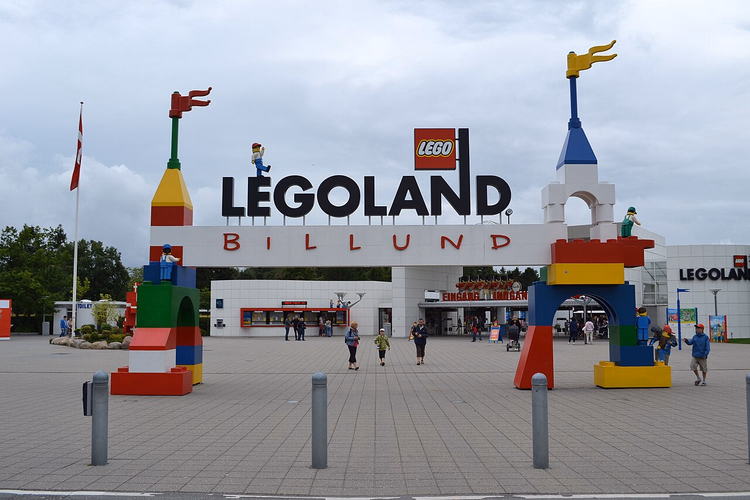 Tuğla kuleleriyle LEGOLAND Billund ana girişi