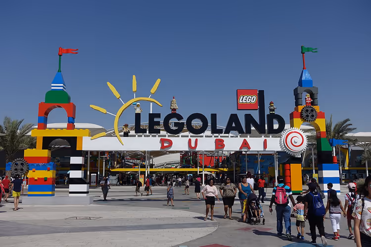 Legoland Dubai toegangspoorten met bezoekers