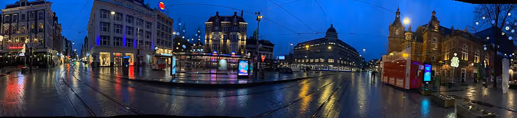 Leidseplein'in tram raylarıyla gece panoraması