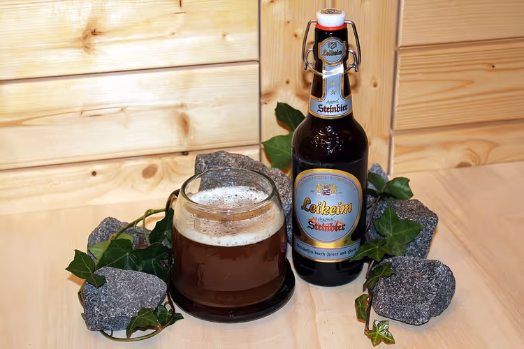 Fles en glas donker Beiers Leikeim Steinbier