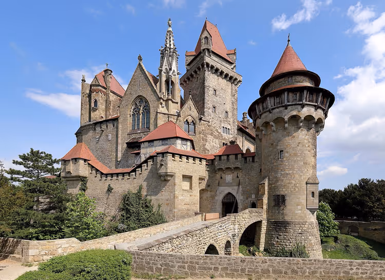Kreuzenstein slott med tårn og steinbro