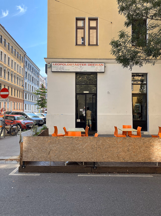 Eingang zum Leopoldstädter Deewan mit Sommerterrasse