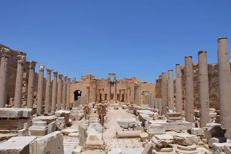 Ruinene av Leptis Magna med en søylekantet antikk gate