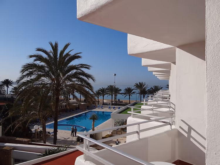 Otel balkonundan havuz ve deniz manzarası