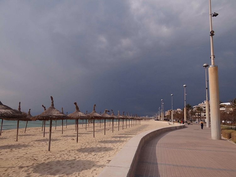 Stråparasoller og strandpromenade på Playa de Palma