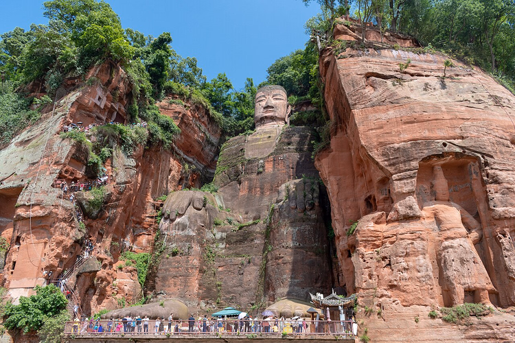 Der in eine rote Felswand gehauene Große Buddha von Leshan