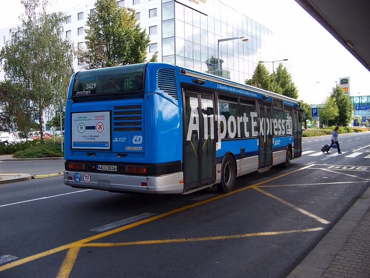 Blå Airport Express-buss ved terminalen på flyplassen