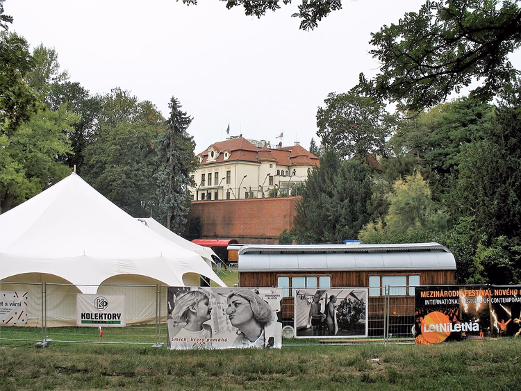 Zirkuszelt des Festivals Letní Letná im Park