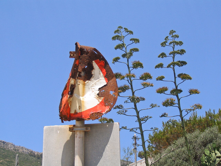 Rostiges Straßenschild auf der Insel Levanzo