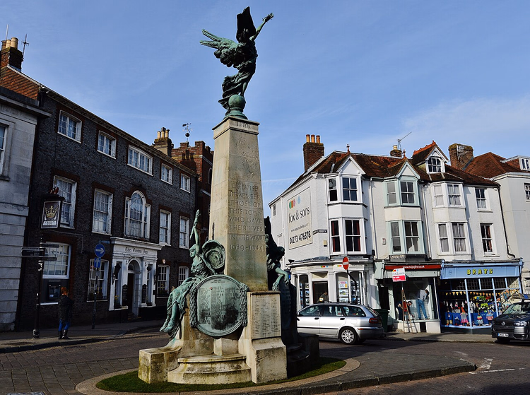 Monumento ai caduti su High Street a Lewes