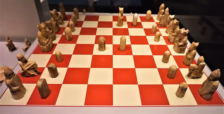 Müze vitrininde tahta üzerinde Lewis satranç taşları