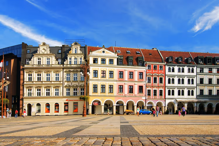 Platz mit bunten Häusern und Laubengängen in Liberec