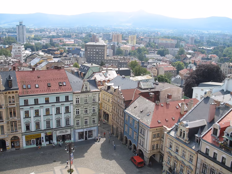 Panorama av Liberec med torget og fjellene