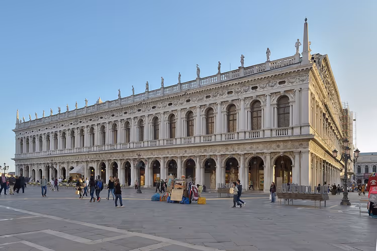 Fasaden til Marciana-biblioteket på Piazzetta