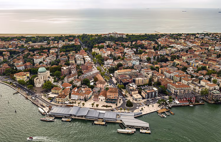 Luftaufnahme vom Lido mit Strand, Ort und Wasser