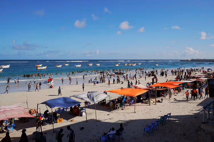 Menschen entspannen am Lido Beach in Mogadischu